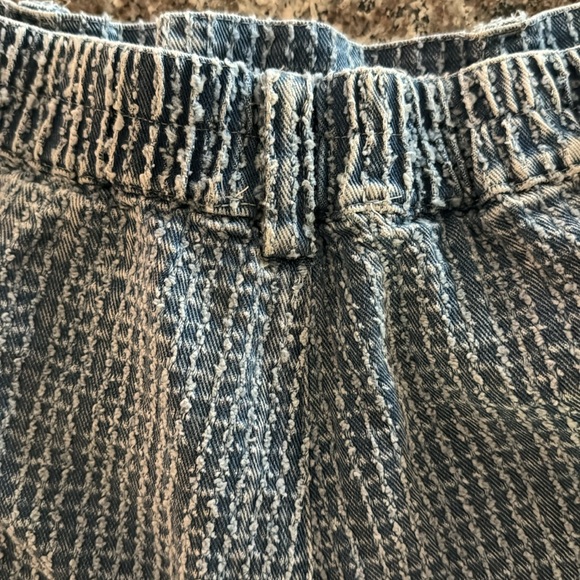 Textured denim shorts! Front pockets, tulip side hem design w/ side slits. - Picture 6 of 9